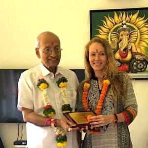 Iryna con il Dott. Vasant Lad nella sua clinica a Pune, India, agosto 2019, subito dopo aver concluso il programma diagnostico del polso, una delle più antiche e sofisticate tecniche di valutazione in Ayurveda.